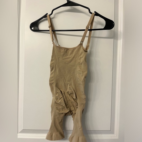 SKIMS Seamless Sculpt Mid Thigh bodysuit - Picture 7 of 7